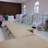 Miembros de la Iglesia en Puerto Cabezas se organizan para trabajar en la creación de paquetes alimenticios